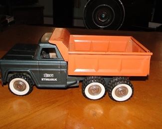 Strutco dump truck
