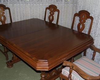 PENN FURNITURE CO. TABLE WITH 6 CHAIRS, BUTTERFLY LEAF AND PADS