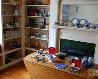 Thomasville Furniture-Drop leaf table