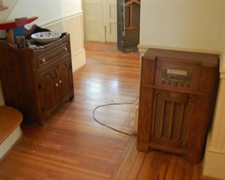 Floor Model Vintage radio--works