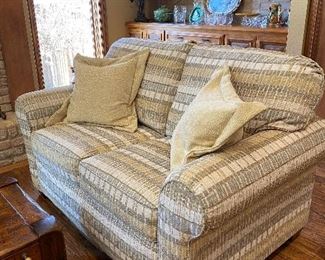 FLEXSTEEL Love seat - like new!