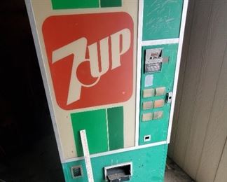 7up machine.  Untested.  Potential mancave or part out for the large signs on 3 sides of the machine. 7up was a product of the Dr Pepper company. 