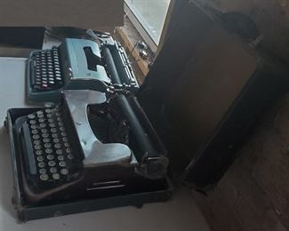 2 antique typewriters Corona Olivettie, Underwood