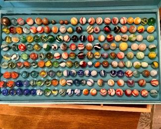 Vintage and antique marbles, some vasoline-uranium glass