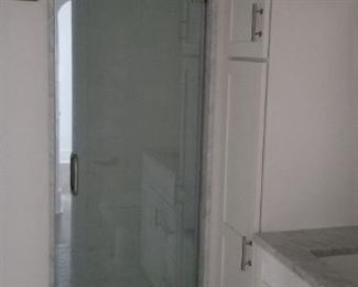 Glass shower door; great showerhead