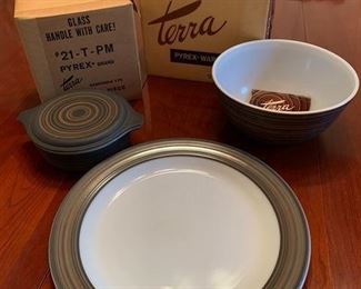 Pyrex - Terr 1967 New in the box   12" plate. 2- 1 pint casserole