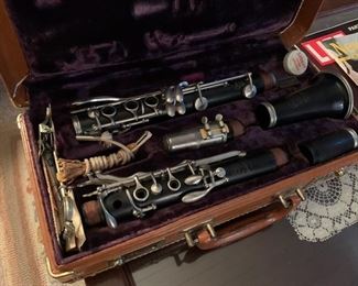 1955 serial #25428  Selmer Signet Special. Wood B Flat Clarinet. in a leather case. Includes accessories & 2 keys