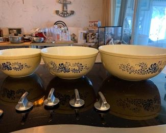 Vintage Pyrex Nesting Bowls set of 4