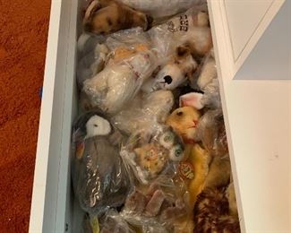 So many Vintage Steiff Animals in great shape!!