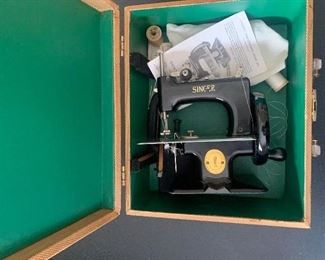 Vintage Singer Sewing Machine 20-10 in case 