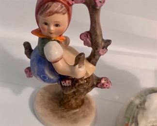 Hummel Collection dozens, Old and in great condition 