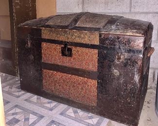 Antique Humped Back Trunk Large