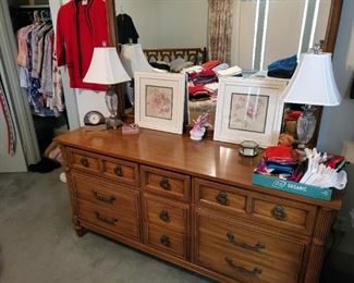 Thomasville Dresser and Mirror. Part of a Queen Bedroom Set 