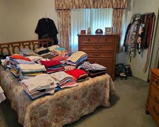 Thomasville Queen Size Bed with matching Chest, Dresser with Mirror and 1 Night Stand 