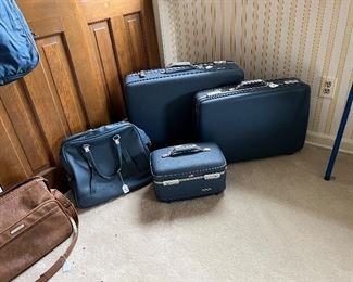 Vintage Set (3) American Tourister Luggage - Train Case, Medium & Large Nesting Suitcase