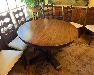 Beautiful kitchen table and 6 chairs
