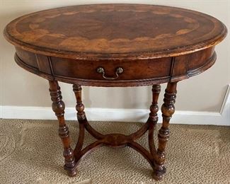 Small oval side table with inlay wood top