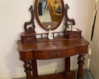 Victorian mahogany dressing table – duchess stand,  mirror in moulded frame with carving to top,  carved supports terminating in small moulded drawers,  with frieze drawer, on elegant turned supports terminating in bun feet, all united by undertier