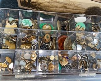 Various bits and pieces of jewelry 