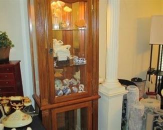 Lighted display cabinet