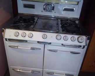 O'keefe & Merritt - Grillevator Vintage range w/ speedray burner.  This is Luxury!  Very good condition.