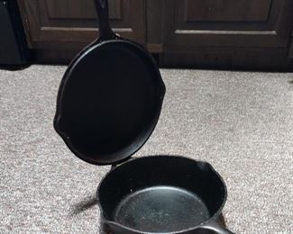 Vintage hinged cast iron chicken fryer