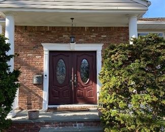 Enter this Lovely Home complete with Collection of Immaculate Home Furnishings, Accessories, Designer Clothes and Much More!