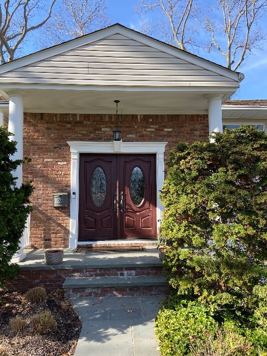 Enter this Lovely Home complete with Collection of Immaculate Home Furnishings, Accessories, Designer Clothes and Much More!