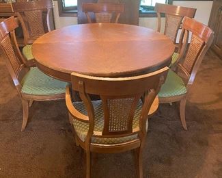 Thomasville Mid Century Style Dining Room Table; 3 Leaves and 6 Chairs (5 Chairs, 1 Captains Chair) Nice Set