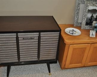 Mini-Merle Delmonico Nivico Model 234.