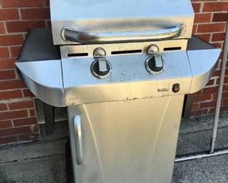 Commercial gas grill containing iron grates