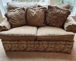 Gorgeous Upholstered Loveseat by Huntington House.  Luxurious upholstery in a two tone gold fabric with coordinating accent pillows. In overall good condition, with light wear. 

Measures about 70" long x 41" deep. 
