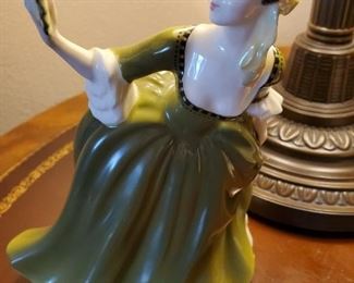 Simone Royal Doulton & Co. 