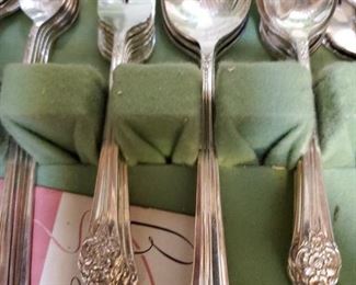 Rogers Silver Plated Silverware Set - Plantation