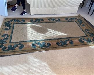 $80 Savnik "Renaissance carpet 4'6" x 8'6"
