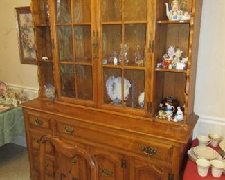 Ethan Allen DR Table with 8 Chairs & Hutch