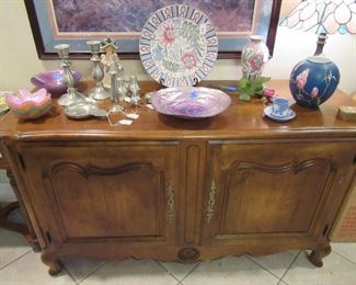 Ethan Allen DR Table with 8 Chairs & Hutch