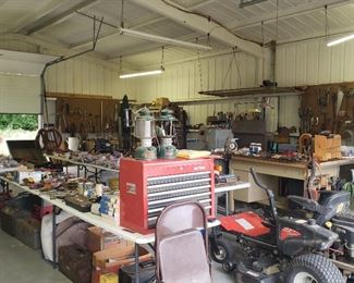 huge shop, 3 buildings with tools etc