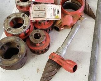 Rigid thread cutting tool