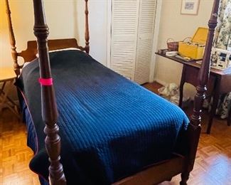 2______$550 
Set of two Ethan Allen twin bed four poster with mattress&nbsp;
Twin bed set
  • 64 high