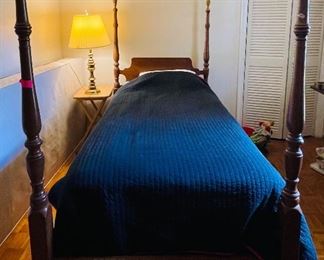 2______$550 
Set of two Ethan Allen twin bed four poster with mattress&nbsp;
Twin bed set
  • 64 high