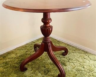 16______$200 
Ethan Allen round table, four legs.&nbsp;
  • 28high 30across around