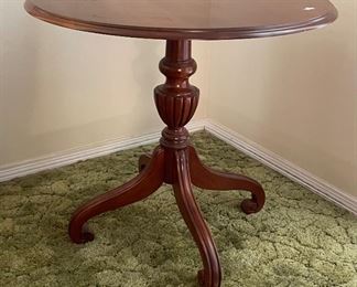16______$200 
Ethan Allen round table, four legs.&nbsp;
  • 28high 30across around
