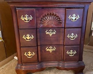 23______$150
Mahogany of 3 drawers cabinet&nbsp;
• 29high 27wide 16deep