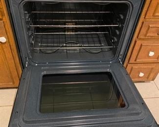 $475 
Amana 4.8cu freestanding electric range stainless steel 