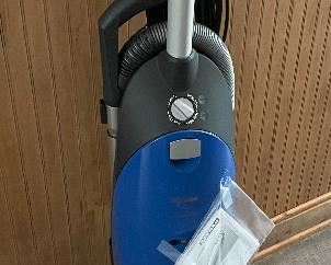 28______$290 		
Miele vacuum cleaner Upright S7000