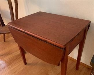 Drop leaf table