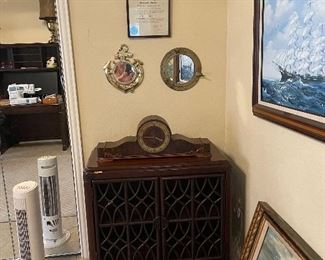Brass mirrored porthole
Anchor with mirror
Bamboo type cabinet