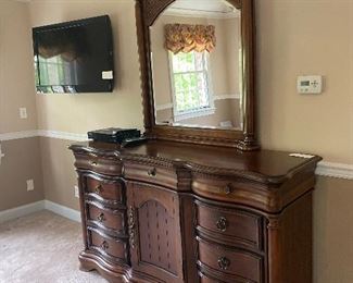 6 PC BROYHILL BEDROOM SET  KING BED(MATTRESS AND BOX NOT INCL) 2 NIGHT STANDS TALL DRESSER AND TRIPLE DRESSER WITH MIRROR