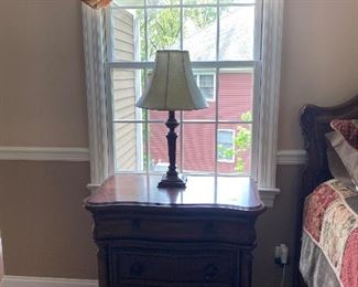 6 PC BROYHILL BEDROOM SET  KING BED(MATTRESS AND BOX NOT INCL) 2 NIGHT STANDS TALL DRESSER AND TRIPLE DRESSER WITH MIRROR